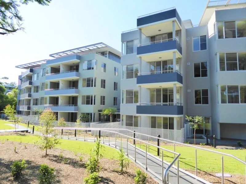 Modern 2 bedroom Apartment - Walk to Rail