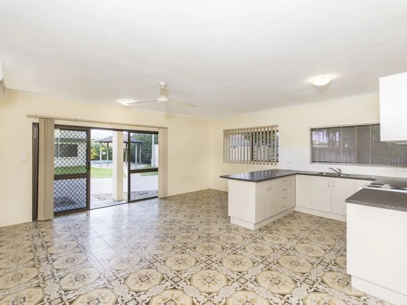 DELIGHTFUL TWO BEDROOM UNIT! IDEALLY LOCATED