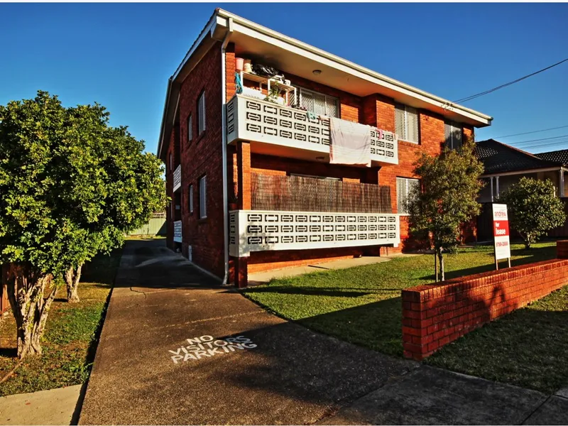 Well presented 2 bedroom ground floor unit. 