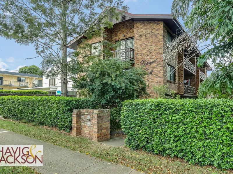 BEAUTIFULLY RENOVATED UNIT IN FANTASTIC CLAYFIELD LOCATION