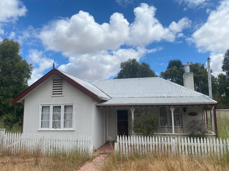 Lalmary Cottage-Nice location- big block and shed space