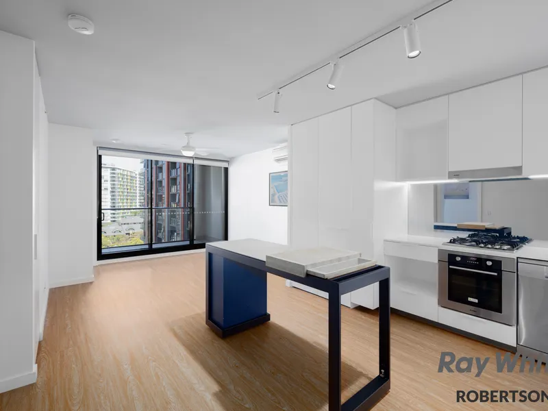 Contemporary two-bedroom unit in trendy King Street