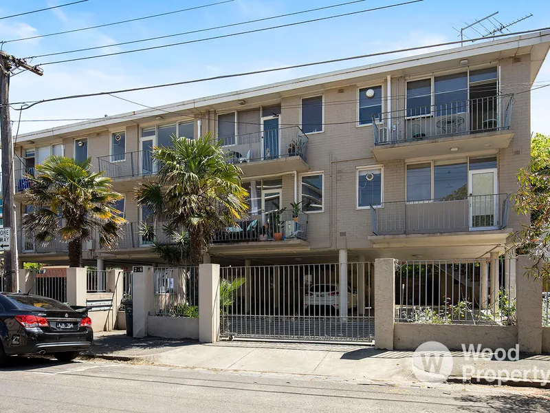 Minutes from St Kilda Beach