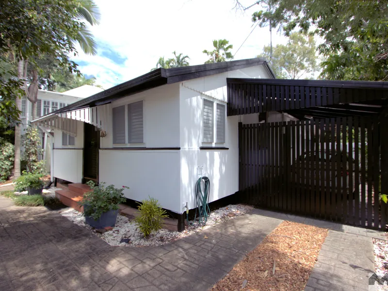 QUINTESSENTIAL BEACH COTTAGE - JUST ONE STREET BACK FROM THE WATERFRONT