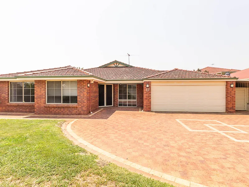 BIG home for the BIG Family - Pet friendly