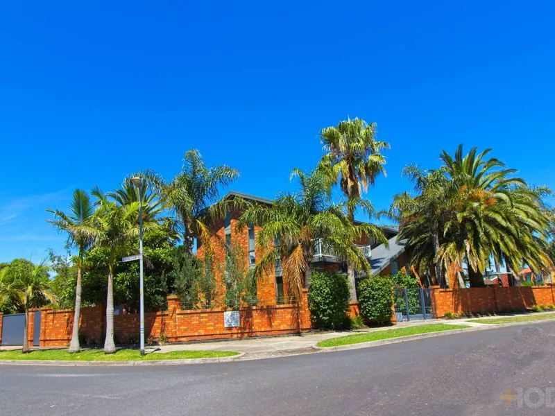 PARADISE IN PATTERSON LAKES