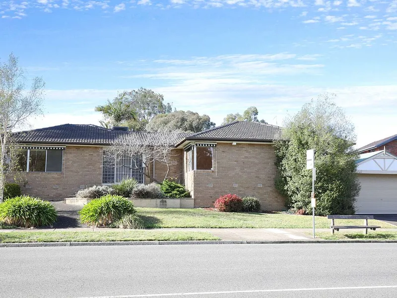 Family abode - Located in the Viewbank College and Montmorency Secondary catchment zones