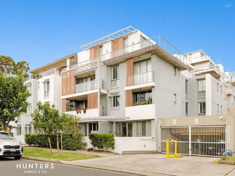 Near new oversized one bedroom plus study luxury apartment