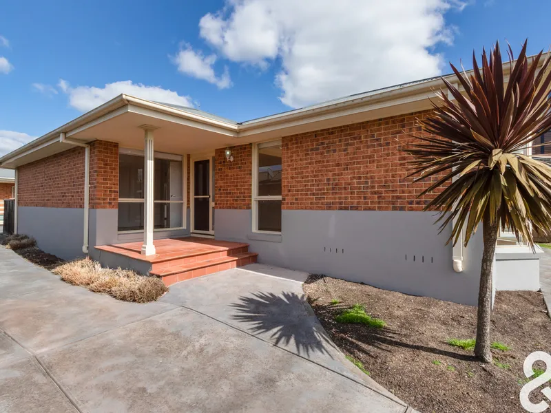 LIGHT AND BRIGHT - LIVING MADE EASY (GARDENING INCLUDED)