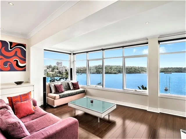 Panoramic views and foreshore reserve location