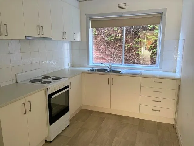 GROUND LEVEL APARTMENT!