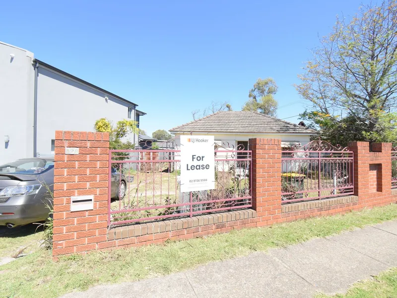 WELL - KEPT - 2 BEDROOM HOUSE! STROLL TO SHOPS & STATION!