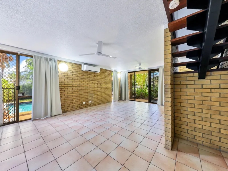 Charming 3-Bedroom Townhouse with Communal Pool