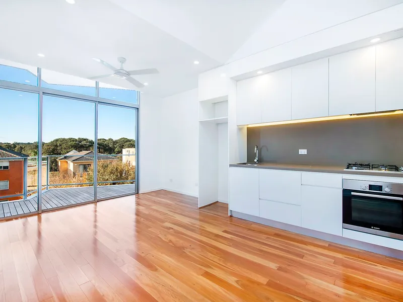 TOP FLOOR, MODERN, ONE BEDROOM APARTMENT