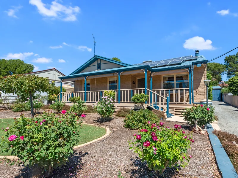 BEAUTIFULLY PRESENTED 4 BEDROOM  HOME – HUGE FAMILY ENTERTAINING ROOM – VALUABLE REAR ACCESS – SOLAR POWER.