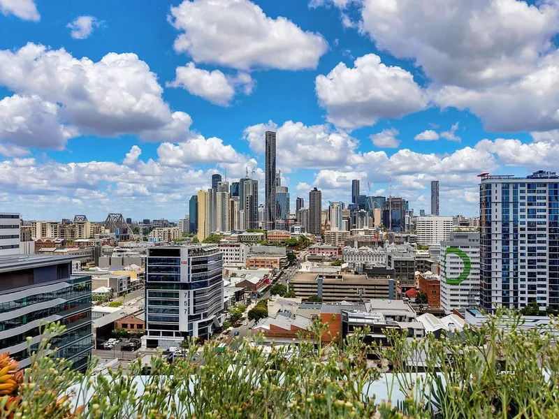 MOSAIC APARTMENTS - ONE BEDROOM WITH CITY VIEWS AND STUDY