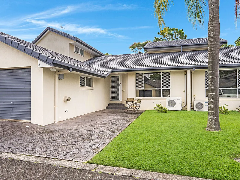 LARGE TOWNHOUSE IN CENTRAL LOCATION AT ROBINA - PRIVATE & SECURE POSITION