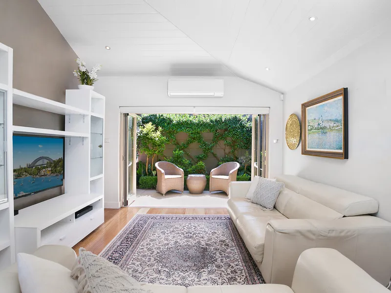 Modern freestanding family home in peaceful yet central harbourside pocket