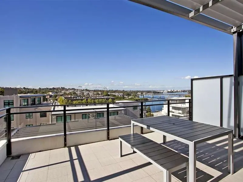 Stunning 3 BR Penthouse - Expansive Water & City Skyline views