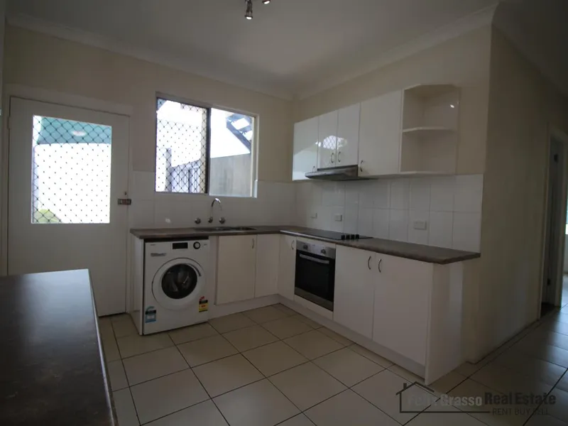 Stratford - small complex with pool