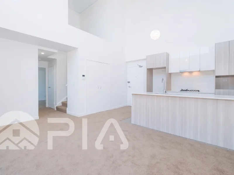 Modern 2 Bedrooms Split Level Apartment Available For Lease!!