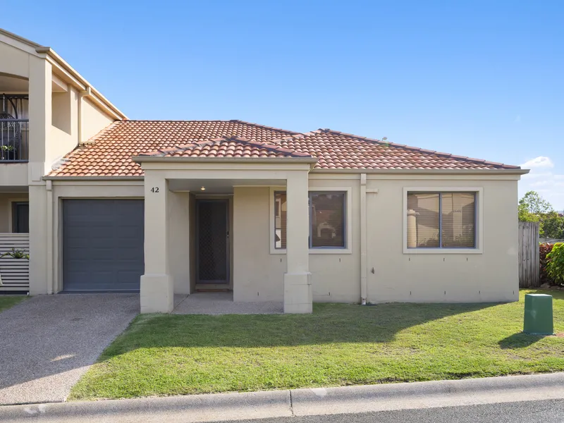 Positioned in the heart of Pacific Pines - SINGLE LEVEL, BIG BACKYARD, LOW BODY CORPORATE!