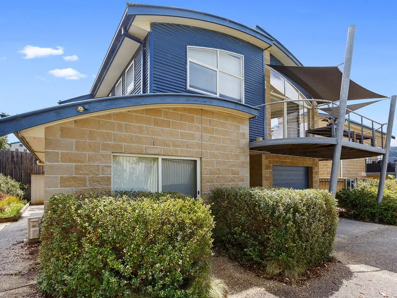 SPACIOUS SANDSTONE TOWNHOUSE WITH VIEWS