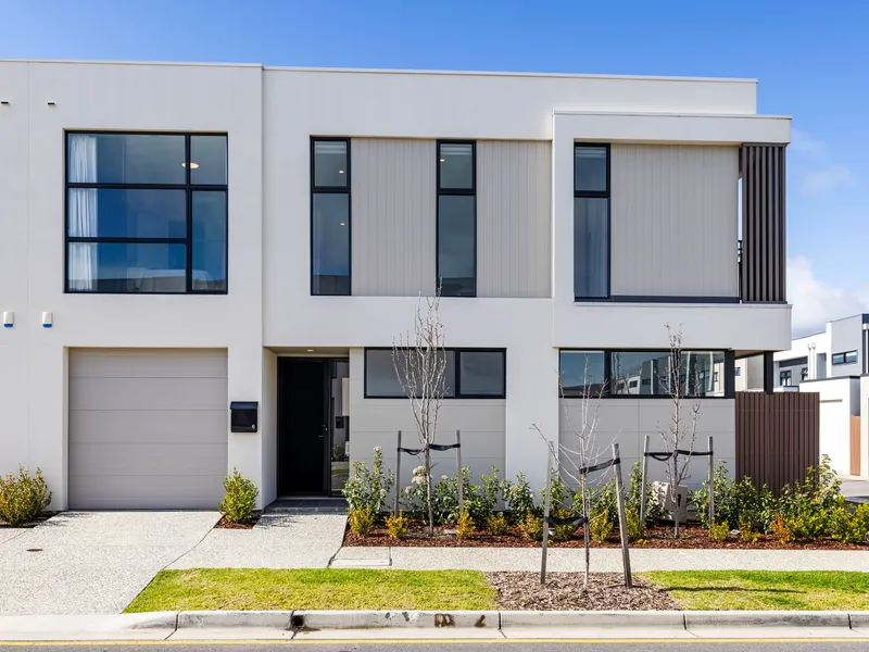 Stylish 3 Bedroom Townhouse in the Heart of West Lakes