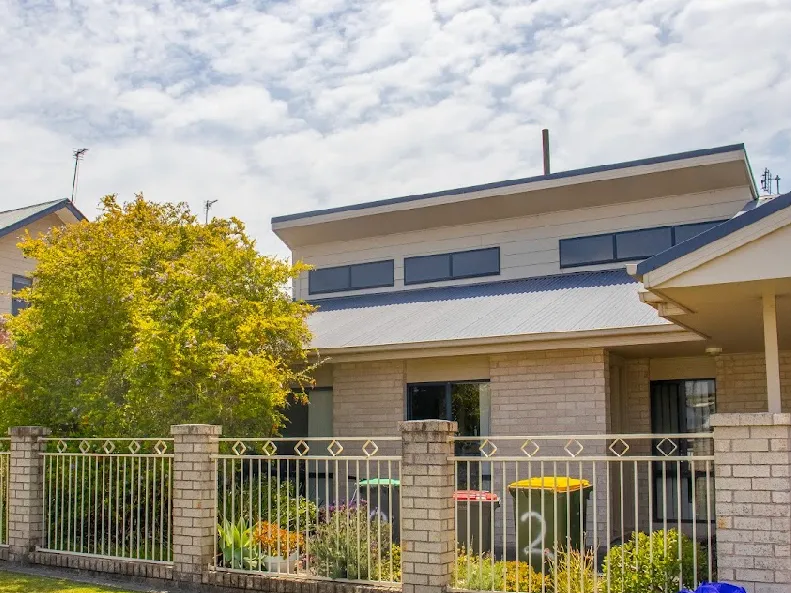 MODERN, CONTEMPORARY, LOW MAINTENANCE