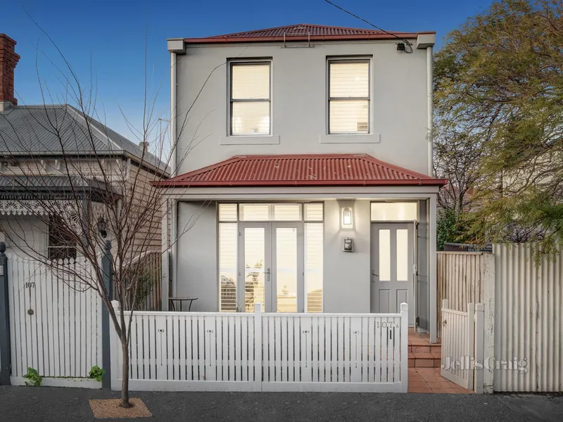 Light-Filled Living in a Quiet Locale