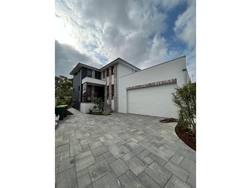 MULLALOO - EXECUTIVE TWO STOREY RESIDENCE - NEAR NEW BUILD - ONLY 1.2KM TO MULLALOO BEACH