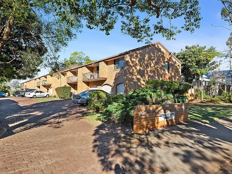 Centenary Heights - 2 B/R Unit  with City Views  -  Position Says It All.....