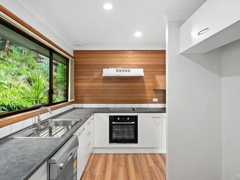 Modern Family Home Overlooking Brisbane Waters