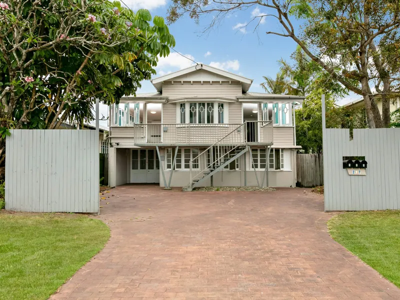 3 x registered flat Queenslander home is ripe for the picking!!