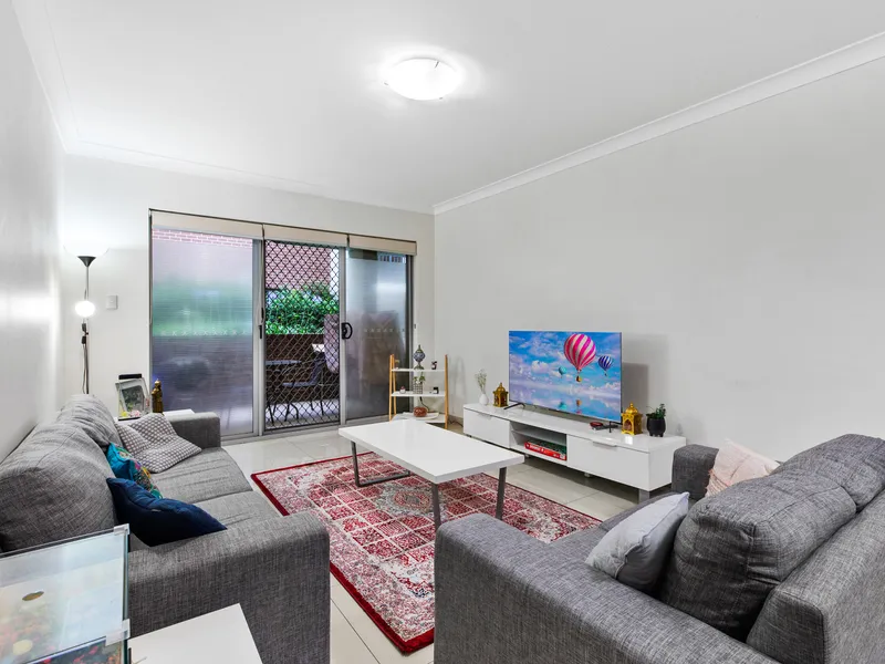 Live Luxuriously in this Modern 2 Bedroom Unit !