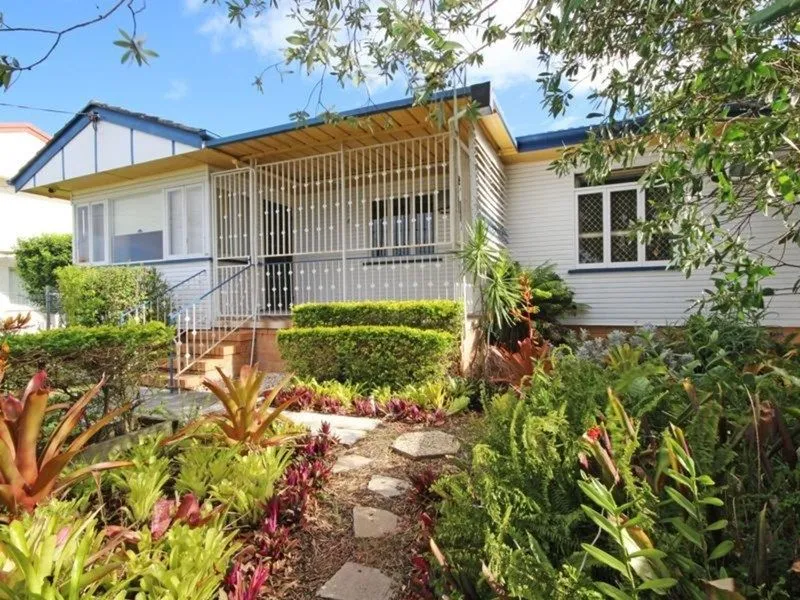 FOUR BEDROOM FAMILY HOME IN EIGHT MILE PLAINS - TWO FULLY EQUIPED KITCHENS!