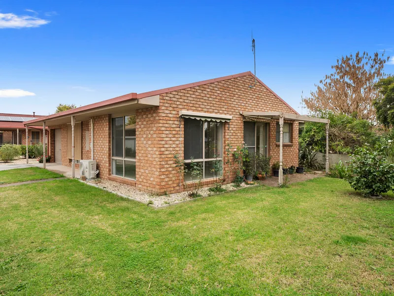 COSY TWO-BEDDER, WITH EVERYTHING CLOSE-BY