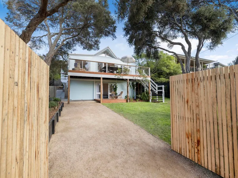 Light-filled & laid-back coastal style!