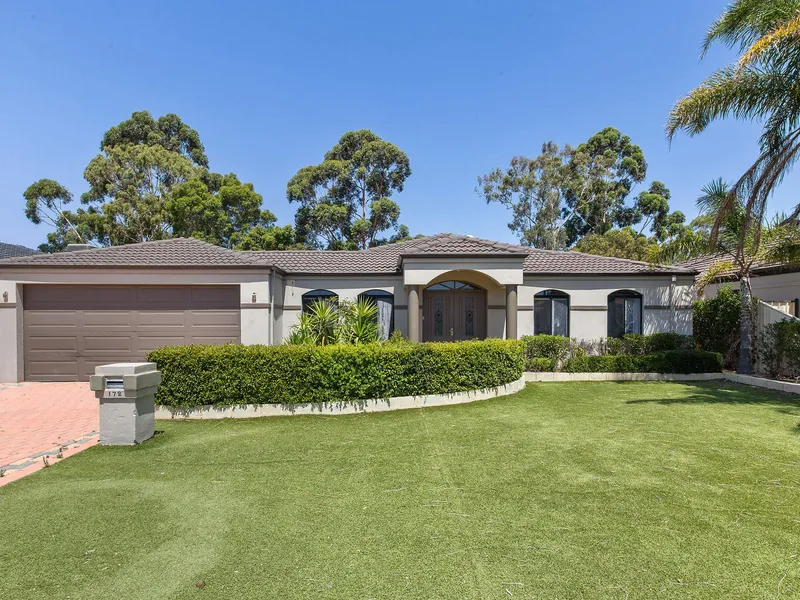 STUNNING SPACIOUS FAMILY HOME!!