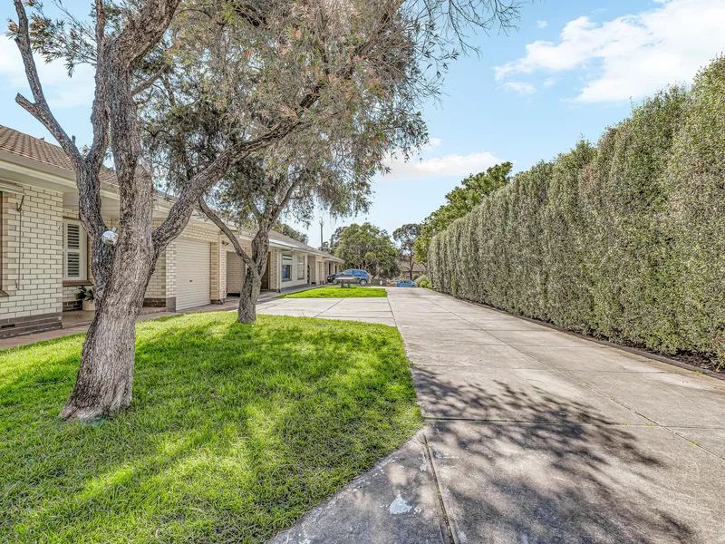 BEAUTIFUL 2 BEDROOM HOME UNIT WITH 2 LIVING AREAS & A LOVELY BACK YARD SET IN A GREAT INNER EASTERN LOCATION