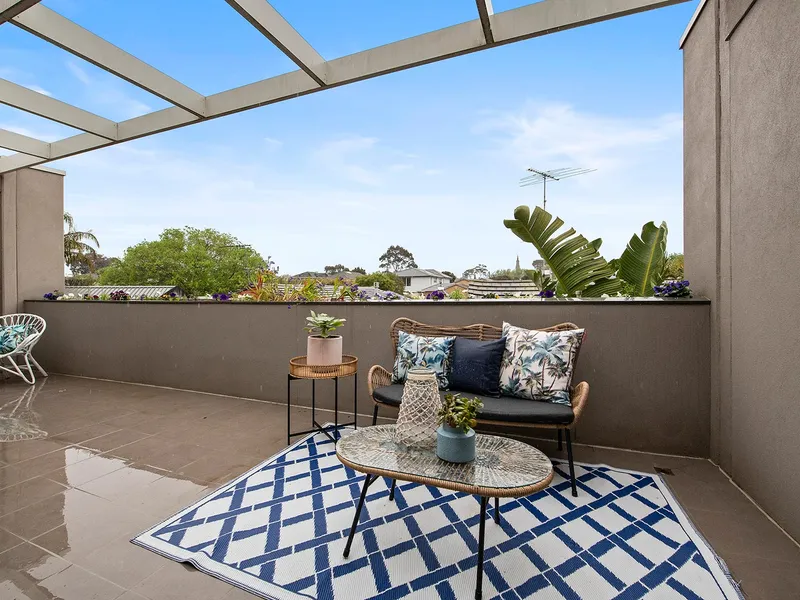 BALCONY BRILLIANCE BY BAY STREET - SUPERBLY SPACIOUS AND STYLISH