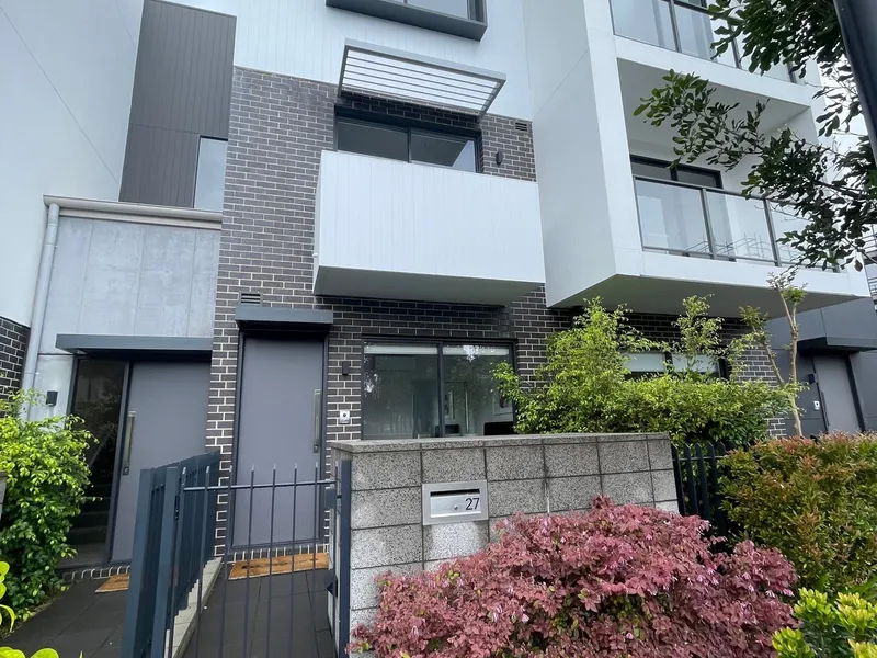 3 BEDROOM TOWNHOME WITH 2 CARSPACES