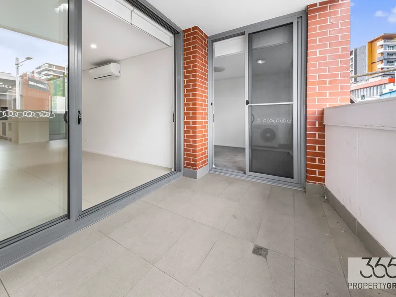 LARGE NORTH FACING 2BR APT + PARKING IN ULTRA CONVENIENT LOCALE 