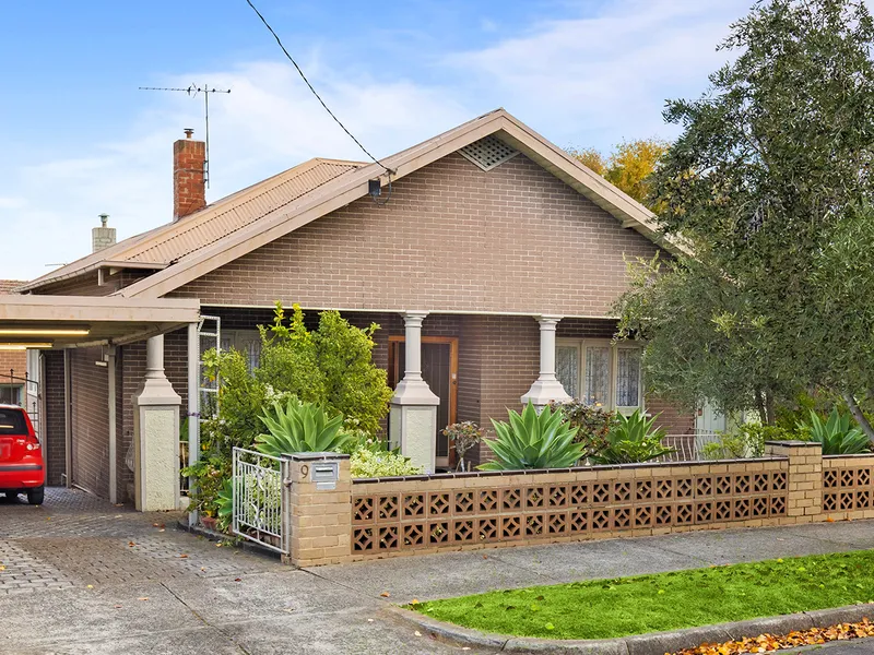 EXPANSIVE 508 SQM PARCEL WITH AN IMMEDIATELY LIVEABLE ICONIC CALIFORNIA BUNGALOW