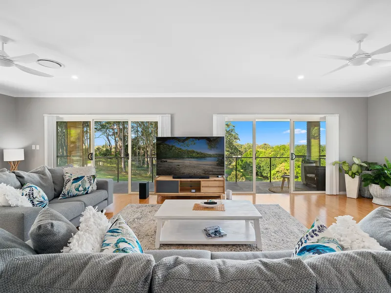 Coastal Elegance: Luxuriate in a Spacious Seaside Residence