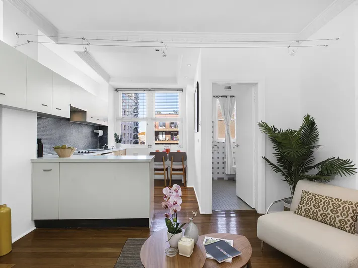 Renovated Studio in Art Deco Block within the Heart of Elizabeth Bay