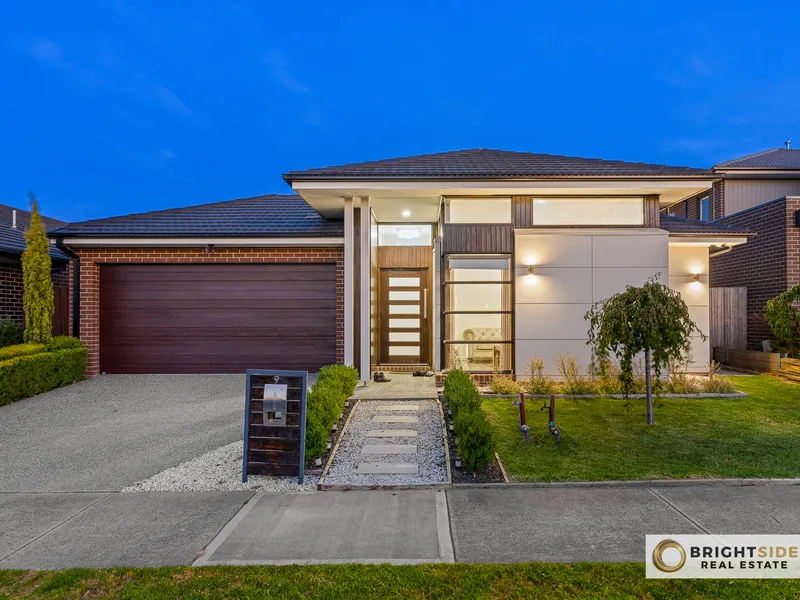 BEAUTIFULLY CRAFTED ENTERTAINER IN A PRIZED LOCATION, FLAWLESS FOUR-BED AND 3 LIVING ENTERTAINERS WILL WIN YOUR HEART AND SOUL.