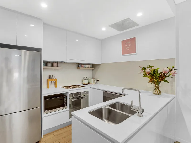 Spacious & Quiet One Bedroom Designer Apartment