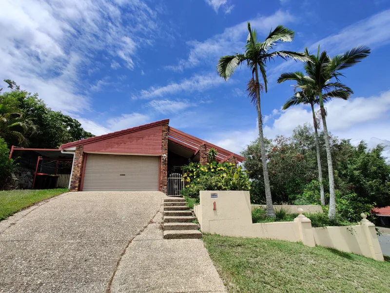 Beautiful Renovated Family Home With Solar Panels！