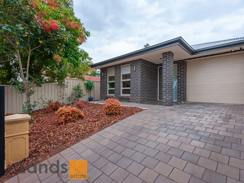 Lovely Courtyard Home with Multiple Living Areas